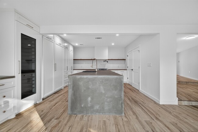 Building Photo - 3333 Calumet St Rental