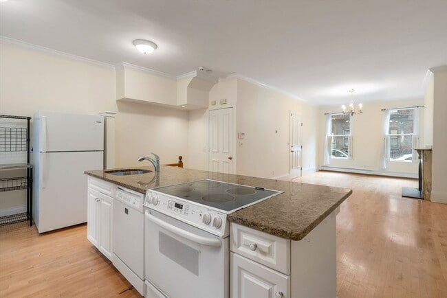 Building Photo - 32 Lawrence St Unit 1