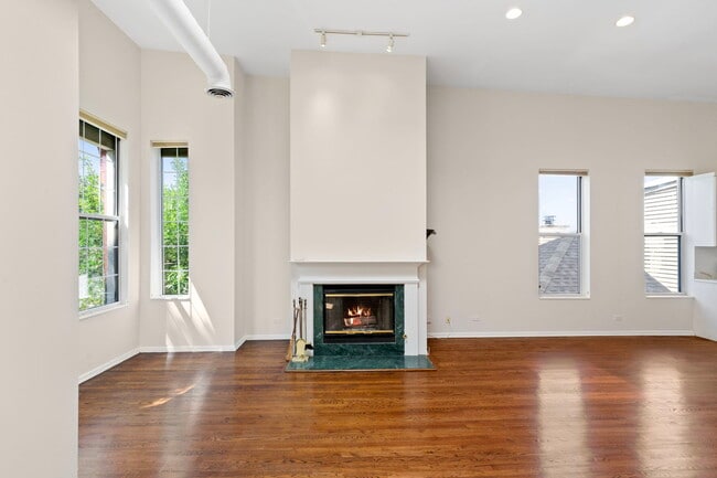 Photo - 1710 W Erie St Unit 301