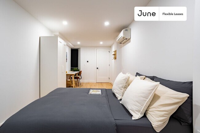Trendy ROOM at The Central Park Manhattan House