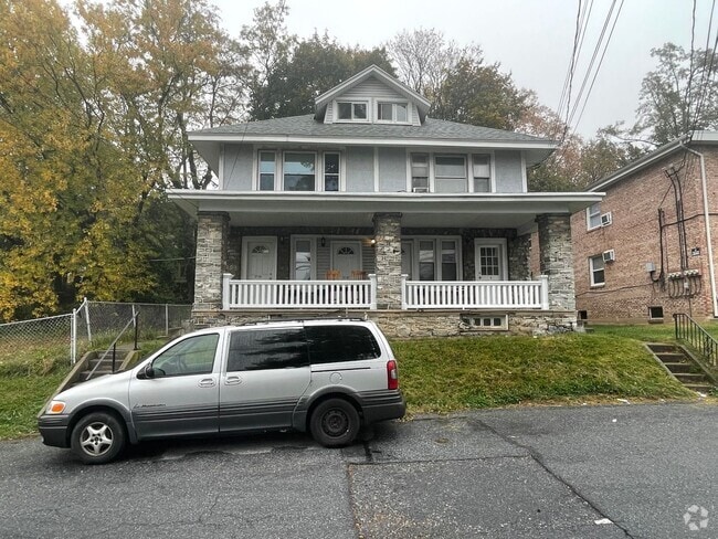 Building Photo - 2710 Woodlawn St Unit 2710 A Rental
