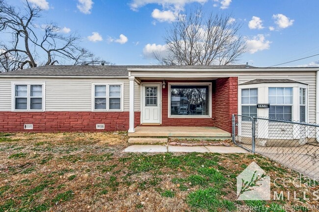 Building Photo - Large 3 Bedroom Ranch by South High