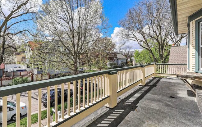 Vista del porche delantero hacia la derecha. - 707 S Dickinson St Unidad 707 S. Dickinson