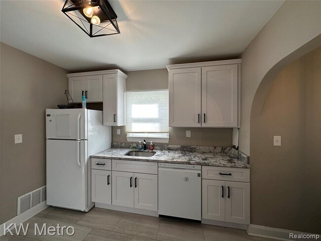 Photo - 21503 Collingham Ave
