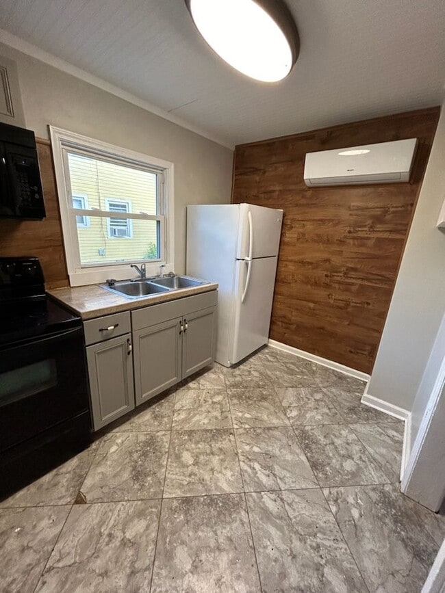 Photo - 745 Queen Ave NW