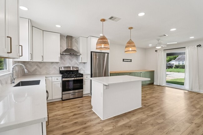 Photo - 822 Avenue of Oaks St