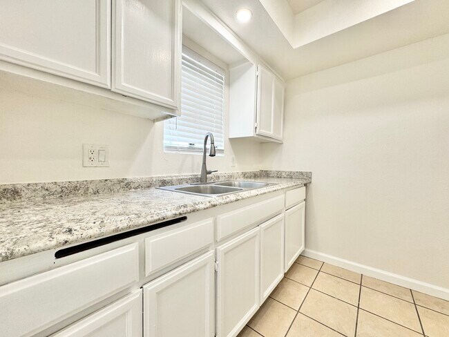 Photo - 5917 Woodman Ave Unidad 103