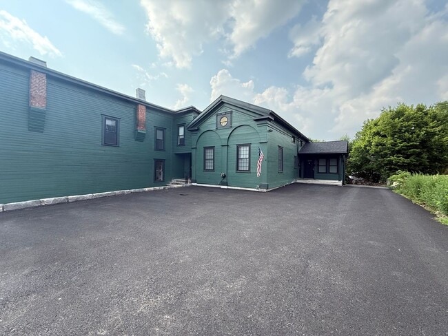 Building Photo - Available Newly Renovated 2 Bedroom and 1.... Unit 217- Apt E