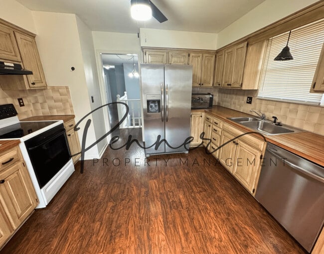 Photo - 1100 NW Oakridge Dr