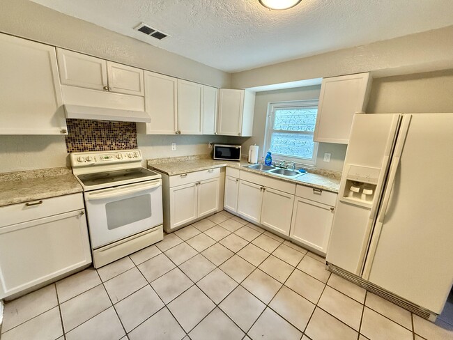 Building Photo - 3215 E Jean St Rental