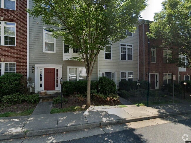 Building Photo - Beautiful townhome - 4BR, 2.5 Ba in a grea...