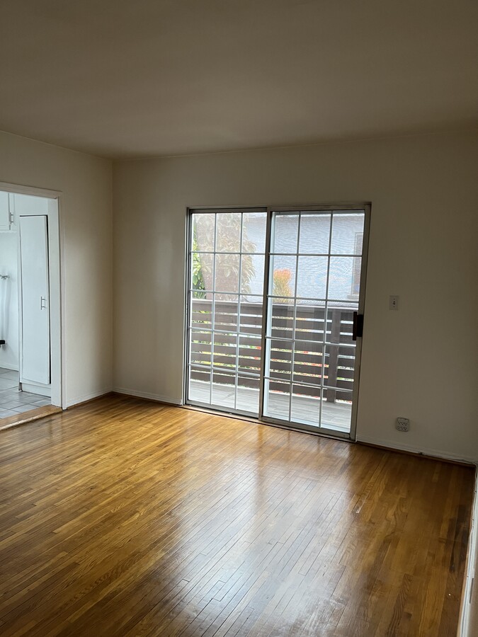 living room - 5579 Kinston Ave Unit 3