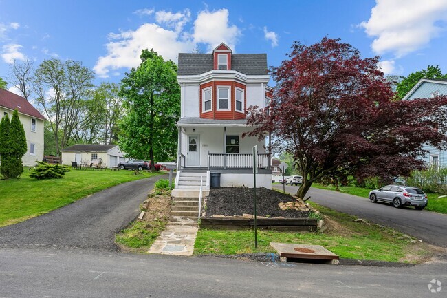 Building Photo - Fully renovated 5 Bed, 2 Bath home