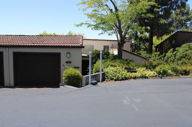 Bright 2 Bedroom, 2 Bathroom Condo, W/ Gar... - Bright 2 Bedroom, 2 Bathroom Condo, W/ Gar...