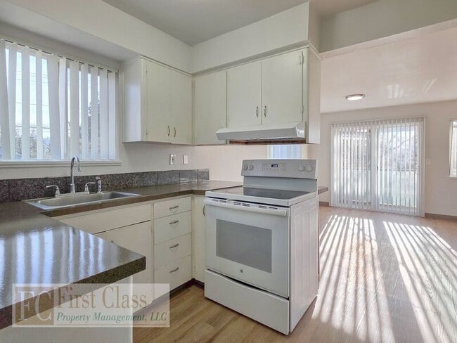 Building Photo - 12345 SW Hall Blvd Unit 01