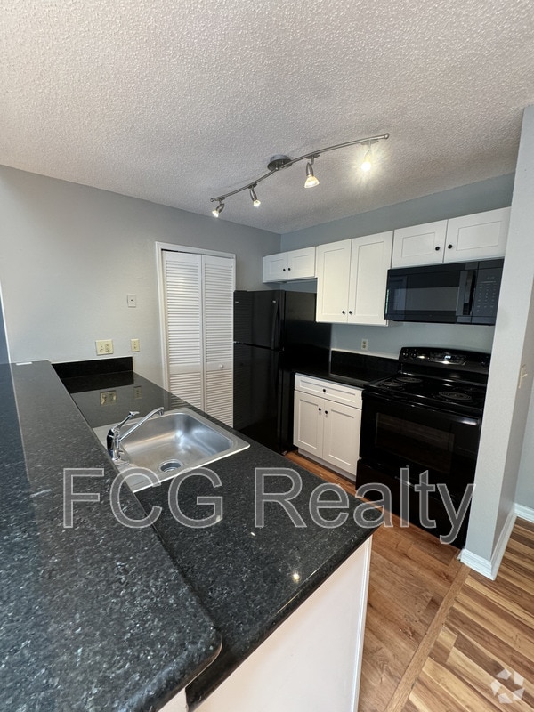 Building Photo - 6010 Westgate Dr Unit Apt 304