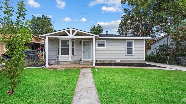 Building Photo - Charming 3-Bedroom Home with Spacious Backyard!