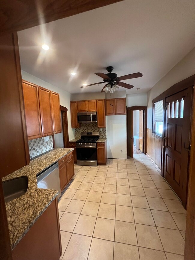 Photo - 195 MERSELIS Ave Unit 1