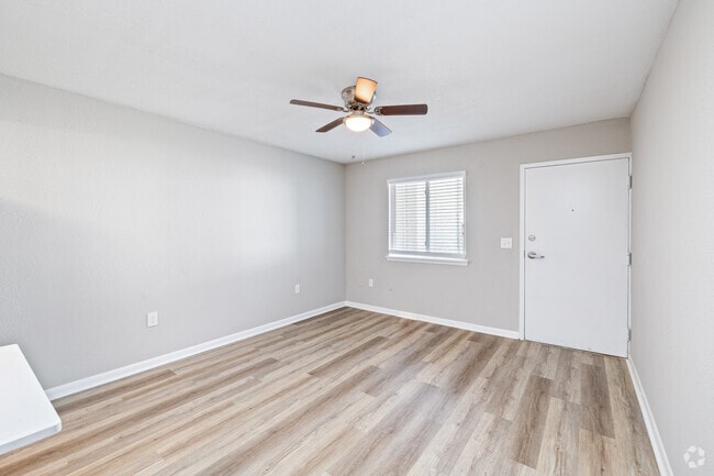 1BR, 1BA - 550SF - Living Room