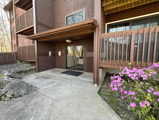 Building Photo - 340 Sunderland Rd Unit 17A