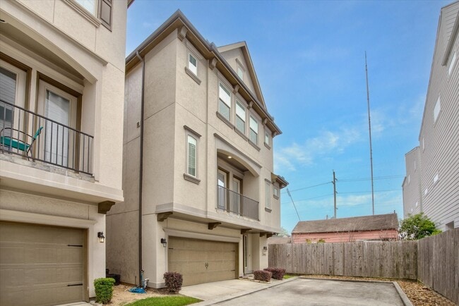 Building Photo - 430 N Live Oak St