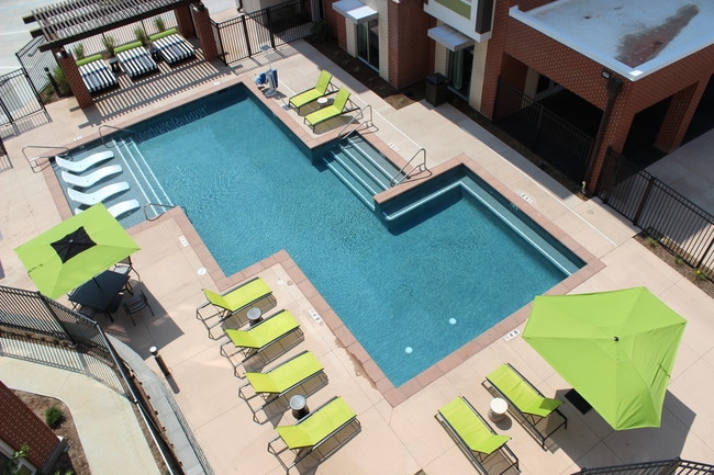 Swimming Pool at the Vue at Creve Coeur Apartments in Creve Coeur, MO - The Vue at Creve Coeur
