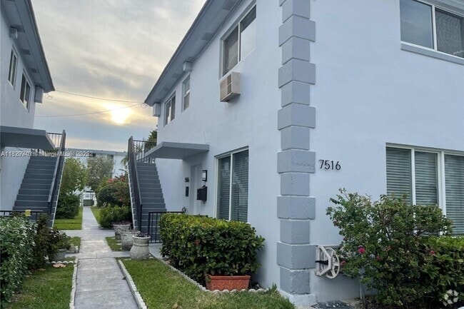 Building Photo - 7516 E Treasure Dr Unit 1 Rental