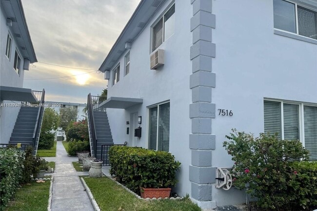 Photo - 7516 E Treasure Dr Unidad 1 Rental
