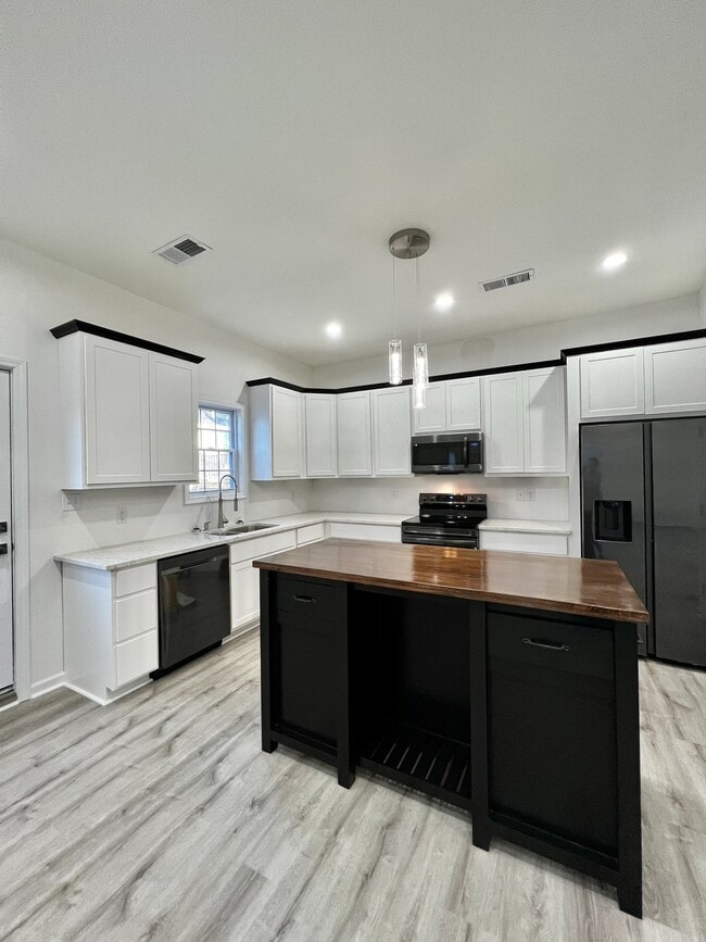 Photo - 947 Clark St