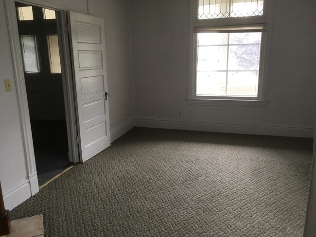 Building Photo - 326 6th Ave Unit 1