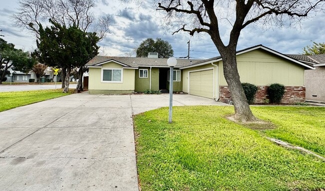 Building Photo - COMING SOON!  3 Bedroom, 2 Bath home with Easy Commute Access