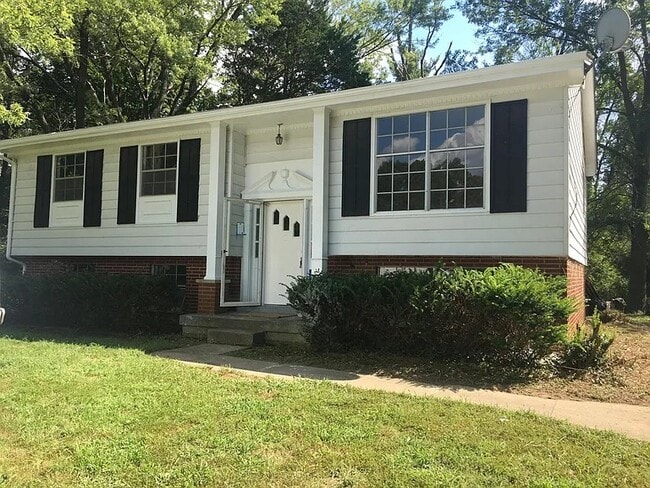 Building Photo - 3002 Seminole Dr