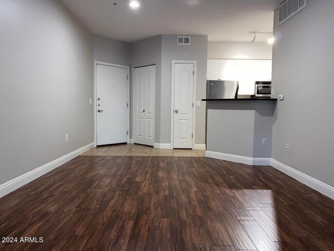 Building Photo - 1701 E Colter St Unit 106
