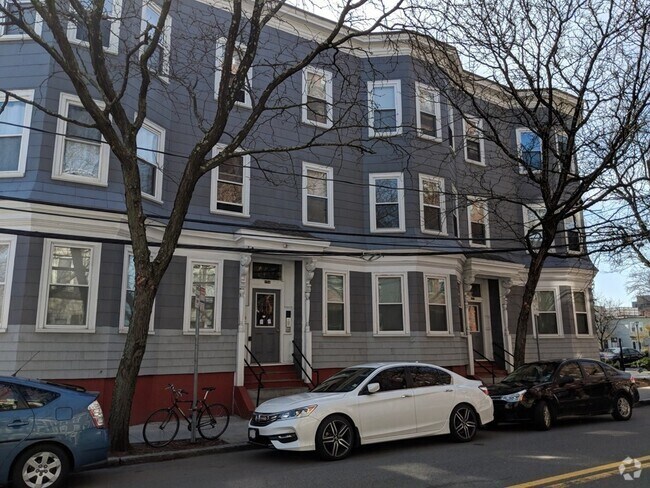 Building Photo - 264 Windsor St Unit 2 Rental
