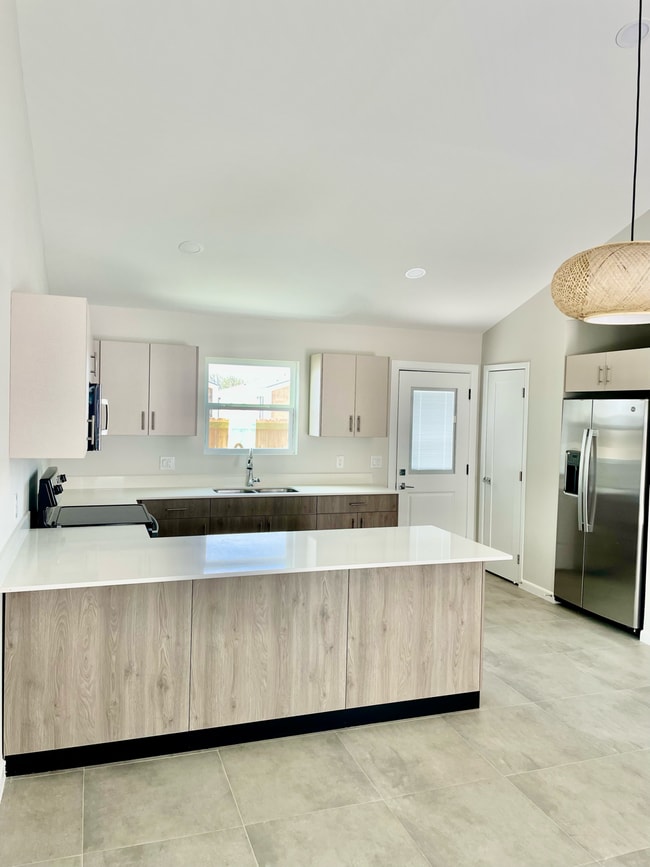 Photo - 1300 E Iris Ave Unidad 3