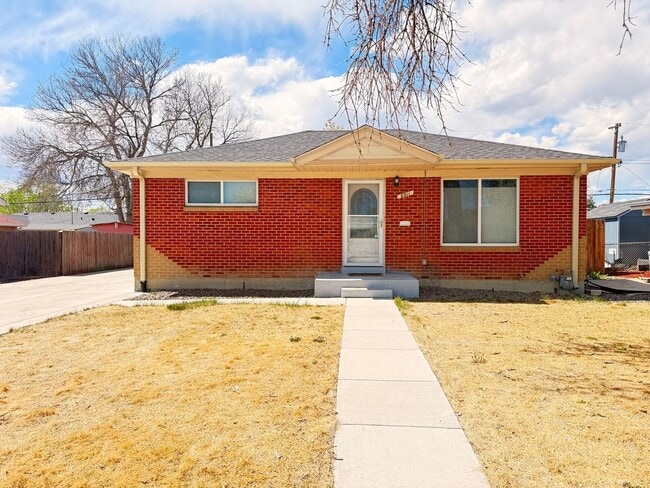 Building Photo - Spacious Twin Lakes Gem!!!