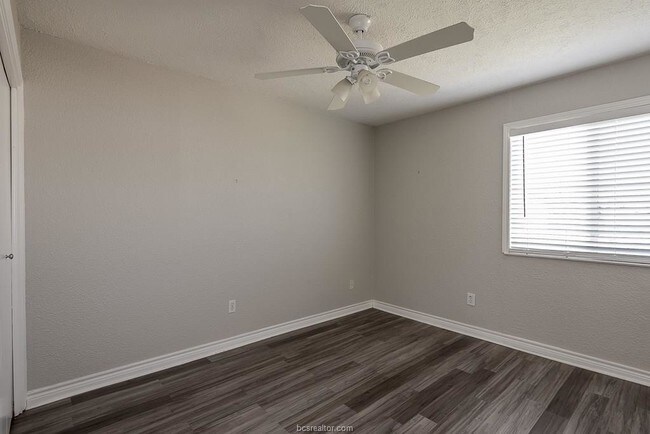 Photo - 804 Oran Cir Unit A