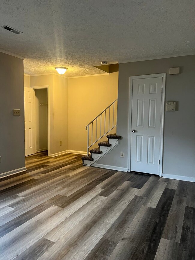 Photo - 365 Deputy Ln