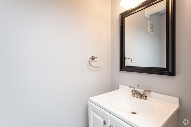 2BR, 1.5BA - 910 SF
