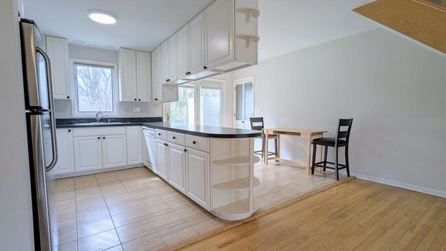 Photo - 709 W Kenilworth Ave