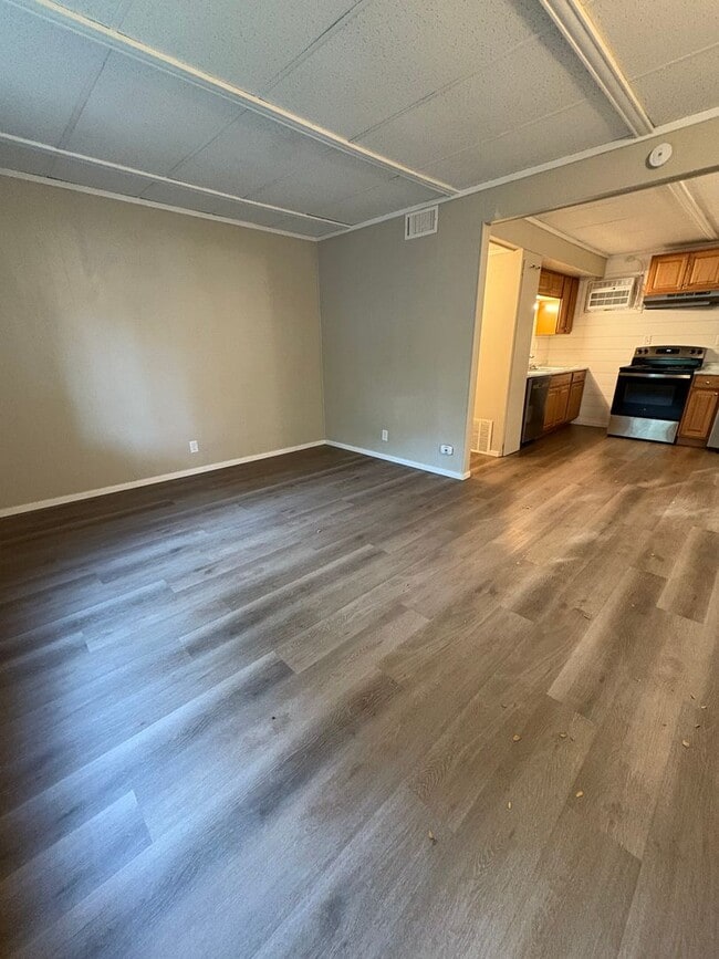 Building Photo - AI - 05 - Avon St Unit 215