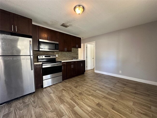 Photo - 647 NW 3rd Ave Unidad 1