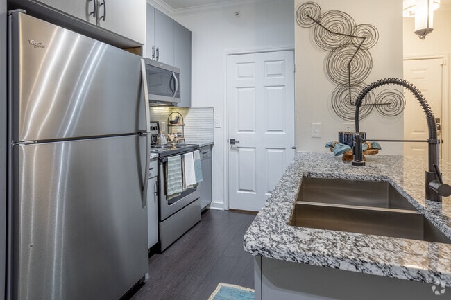 1BR, 1BA - 692SF