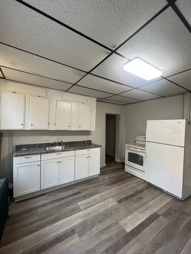Photo - 136 E Walnut St Unit Apt 2