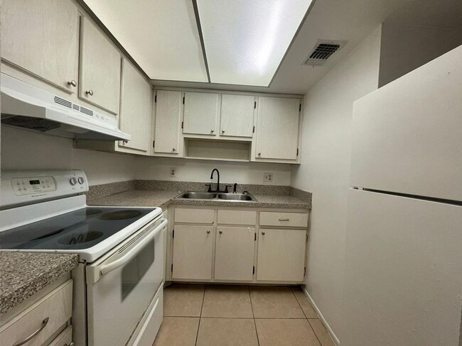 Photo - 1830 Maravilla Ave Unit 307