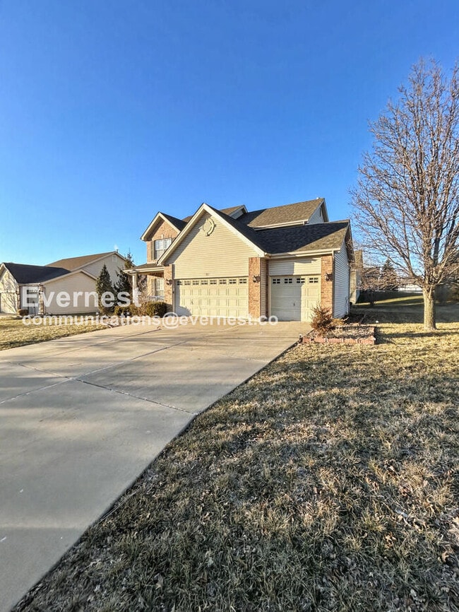 Photo - Spacious 4-Bed Home with 2-Car Garage & Modern Amenities