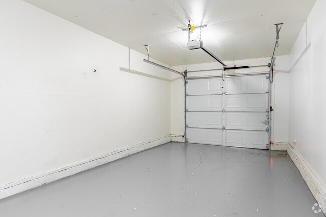 2BR, 1BA - 900SF