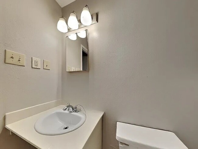 Photo - 726 Silverstone Dr