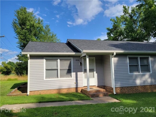 Building Photo - Beautiful 2 Bedroom 1 Bath Duplex Available for Rent in Charlotte, NC 28215