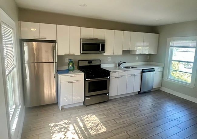 Building Photo - 13 Pleasant St Unit 3 Rental